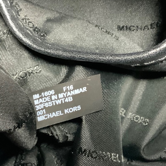 Michael Kors Signature Dee Dee Tote - Picture 16 of 16